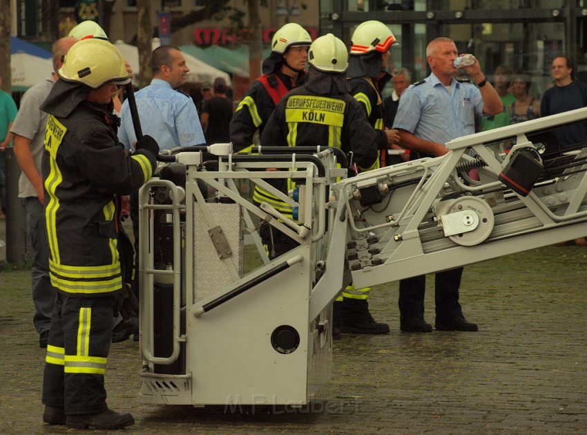 2 Denkmalkletterer hielten Feuerwehr und Polizei in Trapp Koeln Heumarkt P211.JPG